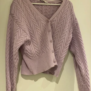 Pastel lila kofta - NA-KD - Säljer denna fina kofta från Na-Kd. Använd fåtal gånger, fint skick! 