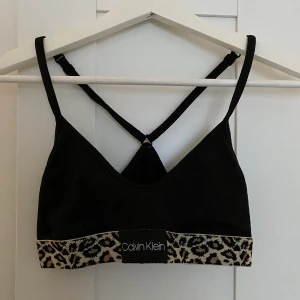 Calvin Klein bh - Bh från Calvin Klein som enbart använts 2 gånger då jag insåg att det tyvärr är för liten för mig som har runt 75C. Den är i storlek S och passar en S med mindre bröst eller en XS. Nypris ligger på runt 300 tror jag men säljer för 150kr. Köparen står för frakt om vi inte kommer överens om annat:)