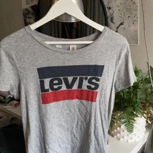 Levis t-tröja S - Bara varit i garderoben sedan jag fick den. 