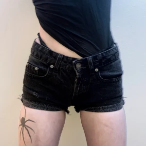 Grå svarta shorts  - Ett par jätte snygga jeans shorts i bra skick i stilen grunge