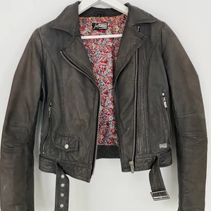 Kenza jacka  - Säljer min Jofama by Kenza jacka i grått. Den är i riktigt fint skick!🤩 Den är i storlek 32. Köparen står för frakt och priset är diskuterbart😇