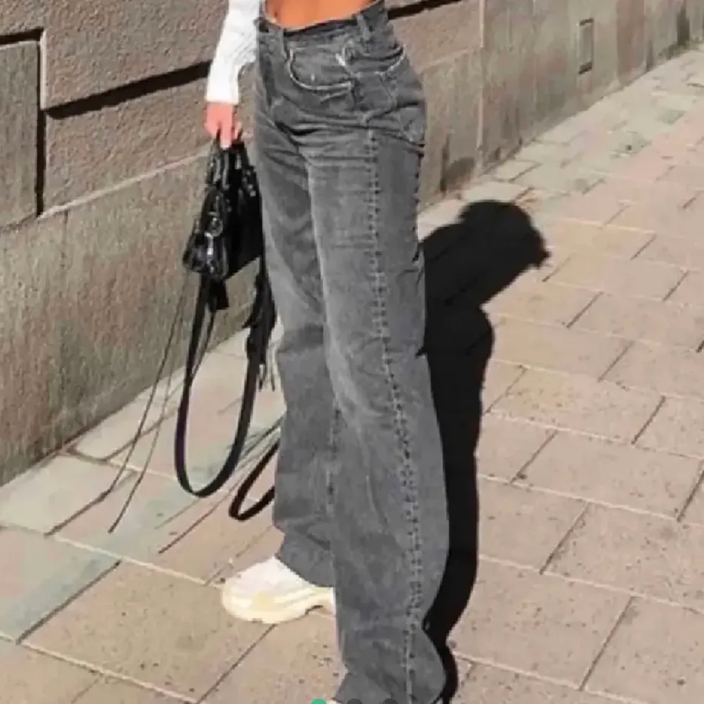 Säljer helt nya zara jeans i modellen 90’s full lenght men lappar kvar!🥰 säljer de då dom var för stora för mig som vanligtvis brukar ha 36 elr mindre💞om flera är intresserade blir det budgivning!. Jeans & Byxor.