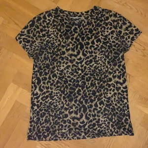 leopardmönstrad t-shirt - superfin leopardmönstrad t-shirt från carlings, inga skador men väl använd. säljer då den blivit något för liten för mig, frakt tillkommer🥰