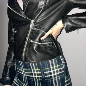 Skinnjacka - Tjejen på bilden är xs, så den passar xs också om man inte vill den ska sitta så tight. Annars är den en solklar S, skulle kunna passa M med om man vill sen ska sitta tight. Använd två gånger 🤍 skickas med spårbar frakt 