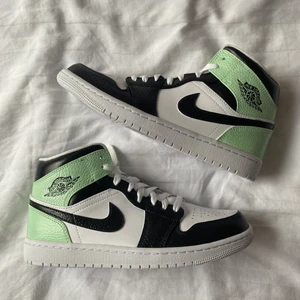 Air Jordan 1 - Customs, beställ via instagram @bybella.customs 