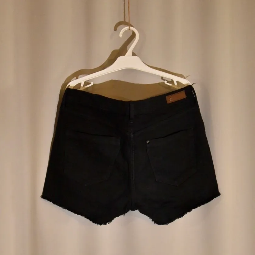 Svarta jeansshorts från H&M i sliten modell. Sparsamt använda. Frakt tillkommer! 🐚. Shorts.