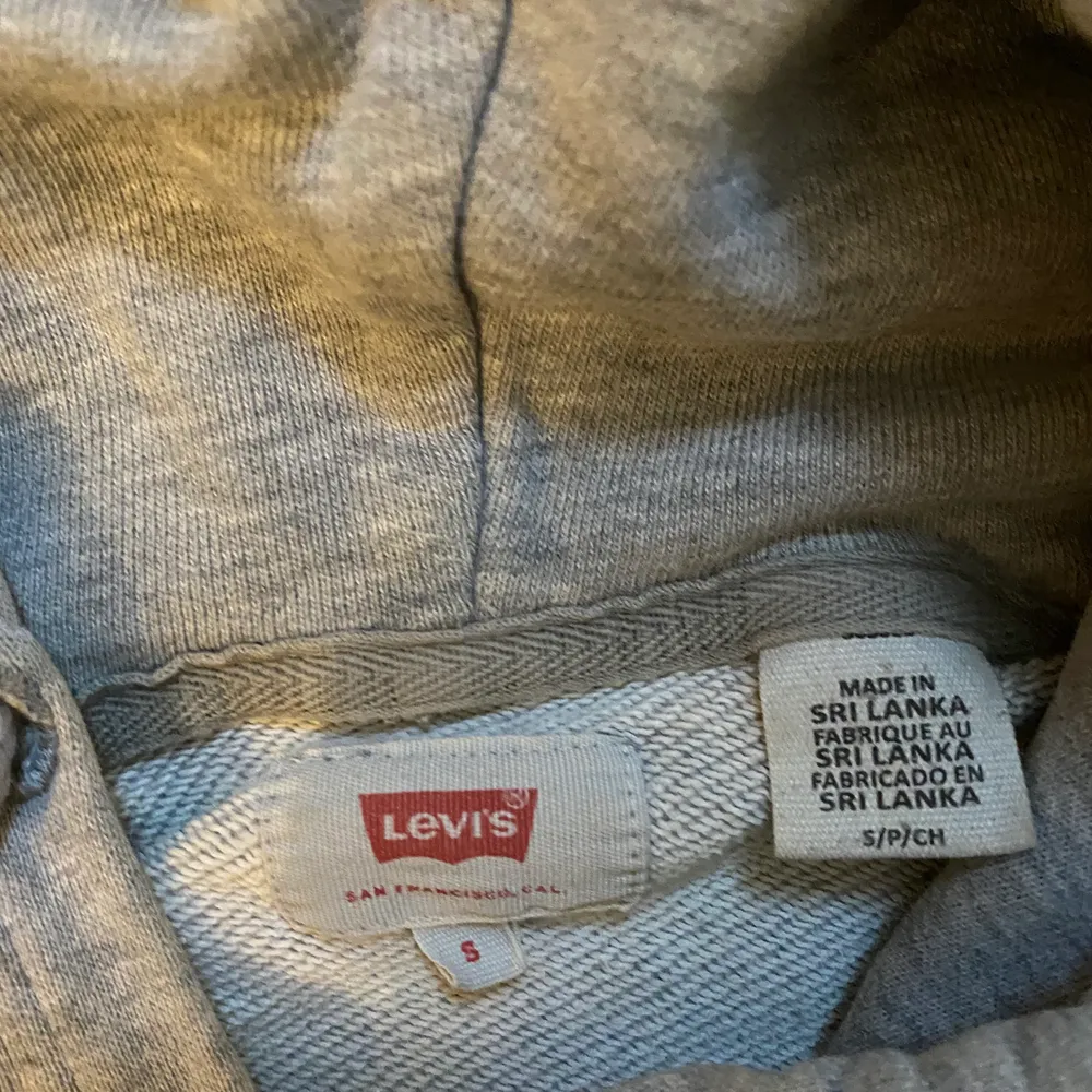 Grå Levis hoodie, inte använd så många gånger då den är lite liten för mig. Storlek s men skulle rekomendera för en xs. . Hoodies.