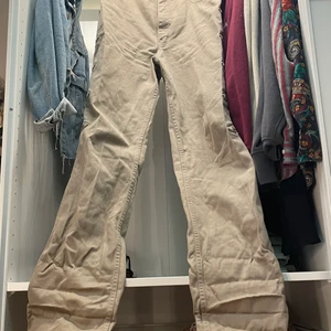 Jeans  - Beiga raka vintage jeans, köpta på beyond retro. Bra skick