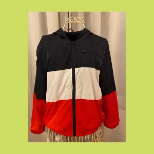 Vindjacka - Vindjacka från Brandy Melville i storlek 36 🤍 Jättefint skick! Nypris 400kr. Vårt pris 130kr + frakt 🚚