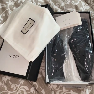 Gucci skor - Helt nya oanvända Gucci skor i storlek 40 , Säljs pga av att jag fick fel storlek. Allt medföljer.