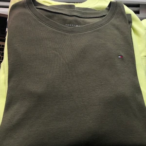 Tommy Hilfiger tröja - Militärgrön tröja från Tommy Hilfiger i strl M. Skriv för mer bilder! (Den är tajt, figursydd)
