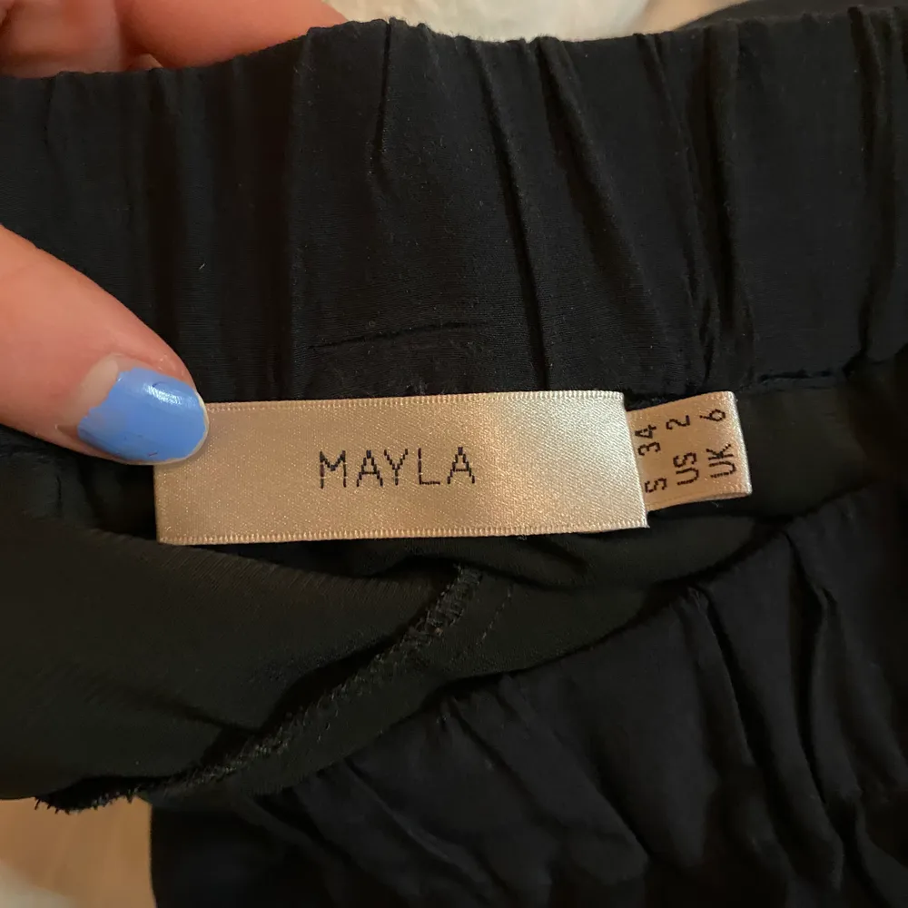 Säljer denna sjukt snygga kjol från Mayla Stockholm som endast är använda några få gånger o är i nyskick. Kjolen är mörkblå men näst intill svart. Den köptes för 1500kr på Nk och är i storlek 34❤️. Kjolar.
