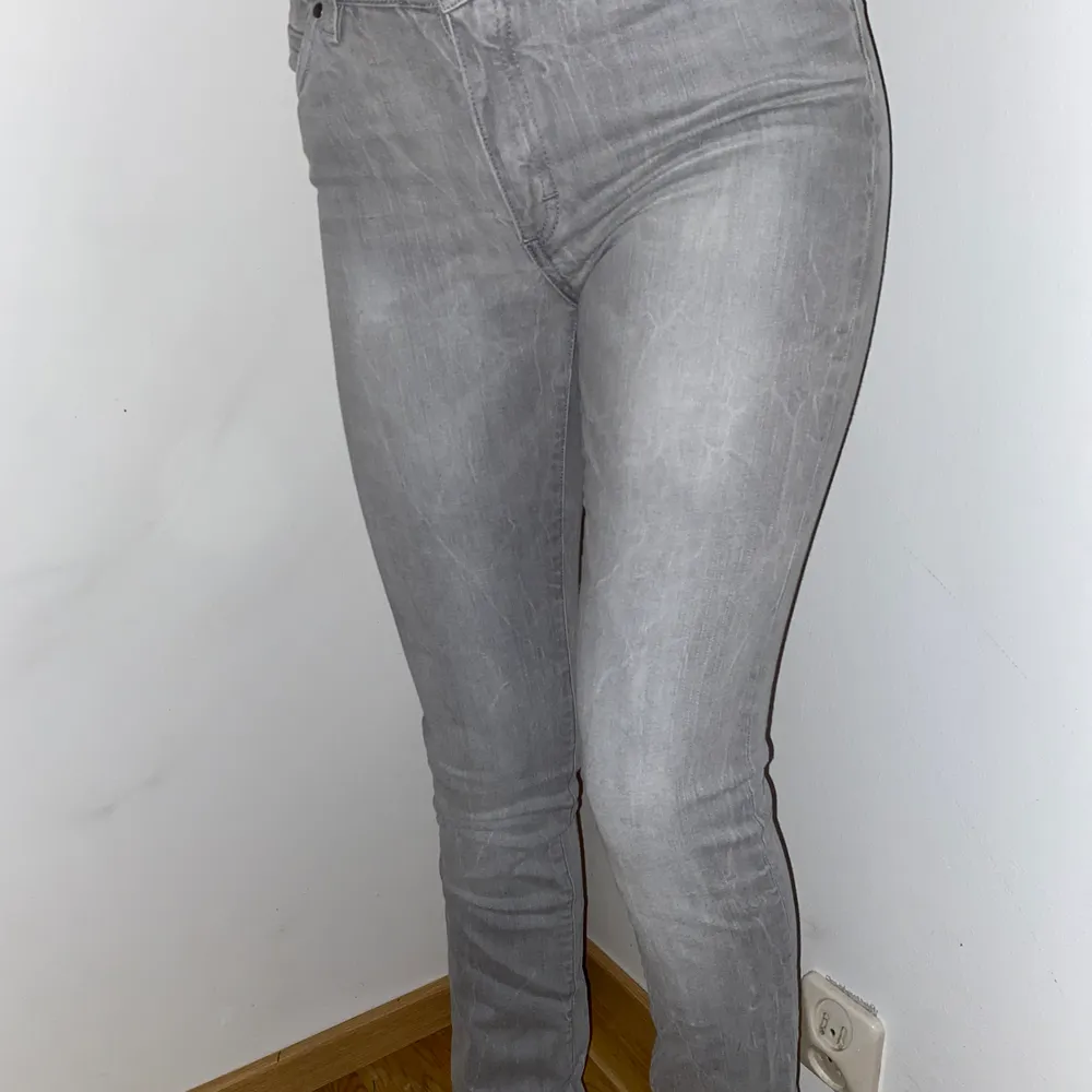 Snygga gråa jeans, tyvärr sitter dem för tight och är för långa😩 Dem är köpta på sellpy så har lite fläckar inuti men inget som syns. Jag står för frakten!😍❤️😊. Jeans & Byxor.