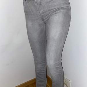 Snygga gråa jeans, tyvärr sitter dem för tight och är för långa😩 Dem är köpta på sellpy så har lite fläckar inuti men inget som syns. Jag står för frakten!😍❤️😊