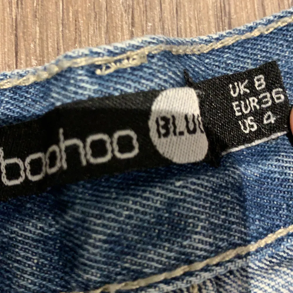 Säljer min jeans från Boohoo då jag tror det säkert finns någon som kommer att använda dem mer än jag! 💖💞 Bra skick!✨💕 Köparen står för frakten. BUDA I KOMMENTARERNA💞💕💖. Jeans & Byxor.