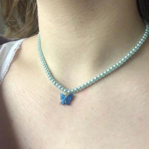 Fjärilshalsband  - Halsband med glaspärlor och blå fjärilsberlock! 🦋😍 69 kr ✨ Frakten kostar 15 kr 💙 Kontakta mig vid frågor eller köp! 💕