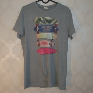 Hollister t-shirt - Snygg t-shirt av märket hollister. Frakt tillkommer. OBS: rabatt ges vid köp av flera plagg