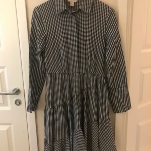 Klänning  - Supersöt svart/vit rutig klänning 