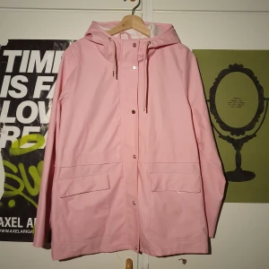 Rosa regnjacka - Väldigt fin rosa regnjacka från märket ONLY. Har några små blå fläckar men annars så är den i bra skick. Köparen står för frakten. Samfrakt erbjuds.