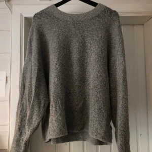 Grå stickad tröja från H&m  - En grå stickad tröja från H&m storlek L i bra skick. Ordinariepris 200. Säljer för 75kr + frakt