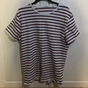 Franskrandig T-shirt från Bläck - Röd-o-vit-randig T-shirt från Bläck/MQ/Marqet. Jättefint skick. SAMFRAKTAR