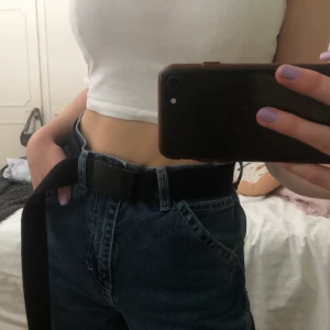 Vans skärp - Justerbart svart skärp från Vans! Använd men i nyskick. Superlätt att justera och funkar i de flesta plaggen!! 💜 Köparen står för frakten