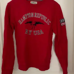 Röd college tröja från Hampton Republic, Ganska använd men i bra skick! Är i barnstorlek men passar Xs/S. Frakt ingår ej i priset. Pris kan diskuteras!