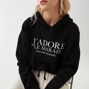 Gina hoodie - Säljer denna superfina hoodien ifrån gina då den tyvärr blivit förliten. Den är i superbra skick och sparsamt använd! Tröjan har snörning nertill💛 Vid frågor eller fler bilder skriv privat. Köpare står för frakt💛