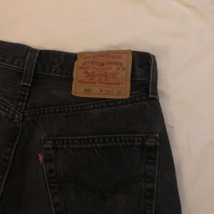 501or! - De perfekta jeansen! 501or i storlek 28/36. Inga skavanker. Passar till allt och verkligen bra på alla sätt å vis!! Lägden är 36 vilket betyder att de är långa, 90 i innerbenslängd. MEN om de är för långa för dig så syr jag gärna upp dem till precis den innerbenslängden du vill ha för bara 30kr extra😄 Buda i kommentarerna, höj med minst 25kr. avslutas Sön 24e Jan kl 19. Skriv om du har frågor eller önskar fler bilder💖