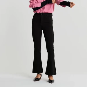 Gina Bootcut jeans - Säljer dessa bootcut jeans från gina tricot då dem tyvärr blivit försmå. Dem är i superbra skick då dem knappt är använda. Nypris: 500kr. Vid fler bilder ev. frågor skriv privat. Köpare står för frakt💛