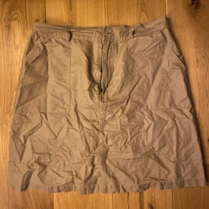 Beige Kjol från Jackpot - Jättegullig beige kjol från jackpot!! Säljs pga att den inte kommer till användning 💞 Köparen står för frakt :)