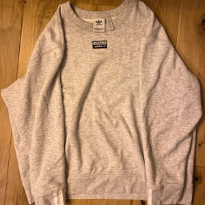 Adidas Mjukiströja - Grå oversized adidaströja! Matchande byxor säljs i profil. Jätteskön och och i perfekt skick 💞💞 Säljs pga inte min stil längre. Köparen står för frakt :) !