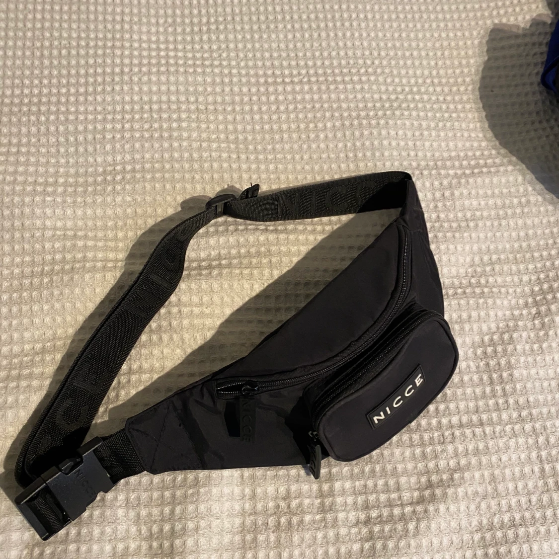 Svart Magväska - 90