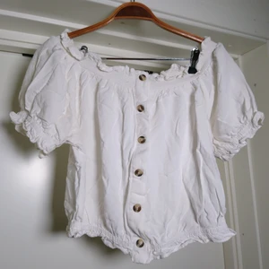 Kort topp  - Jättefin vit magtopp, passar typ 40 och uppåt🌻