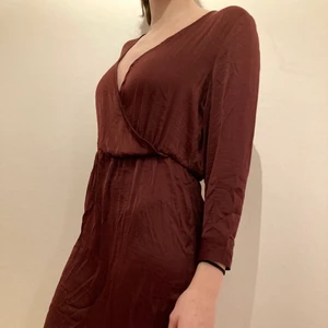 Vinröd satinklänning, helt ny oanvänd!  - Helt ny, oanvänd vinröd satinklänning i storlek 38 från märket Jaqueline de young. Aldrig kommit till användning, lapparna är kvar. Nypris: 279, mitt pris: 85 