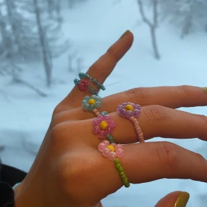 Söta ringar🌸 - Säljer söta ringar! Antingen kan du välja en ring som finns på bilden men det funkar även att vi kommer överens om en annan färgkombination som du kan välja själv. Sen finns även möjligheten att beställa en ring där man kan välja färg och någon bokstav på, som t.ex ens intial!❤️
