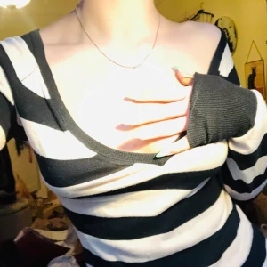  v-ringad tröja ❤️ - Jätte söt randig svart/vit tröja i storlek XS men skulle säga att den är i S, använd fåtal gånger men sedan tyvärr inte kommit till användning❤️❤️       köpt second hand                                                              Möts gärna upp i Stockholm annars står köparen för frakt 🥰