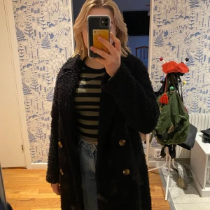 Svart kappa - Säljer en svart kappa från Ginatricot i toppskick!🤩 Typ lurvigt material. Den är i storlek 34 men ganska stor, jag brukar ha 36/S vanligtvis. Jag är ca 165. Säljer då jag inte får någon användning för den, köptes förra hösten för runt 700 kr. Frakt tillkommer.