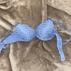 Push-up BH - Snygg ljusblå push-up BH från Lindex. Lite finare i tyget. Använd enstaka gånger. Köpt för 300, säljer för 150:) 