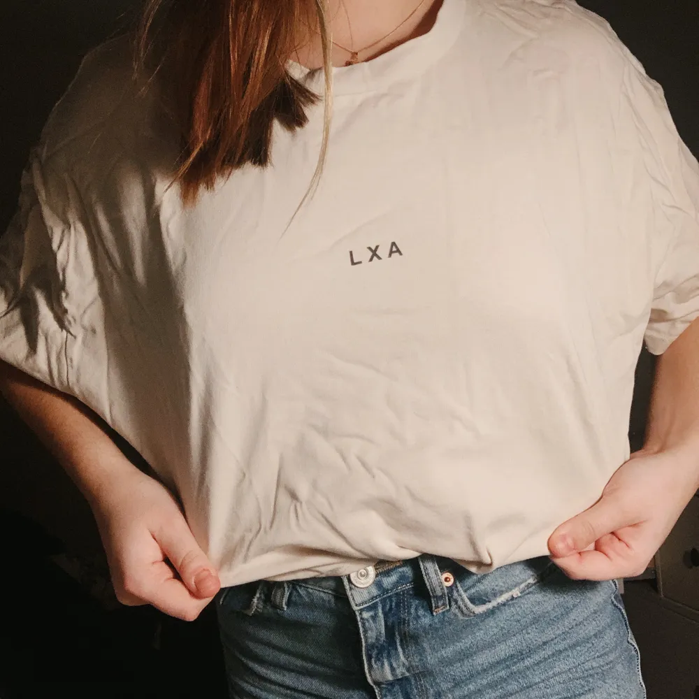 Beige T-shirt från LXA (Linn Ahlborgs kollektion), i storlek M. jag är 170cm och väger 64kg och den sitter pösigt och är lagom lång (enligt mig) . T-shirts.