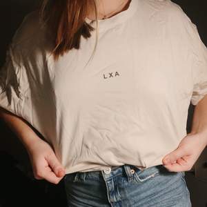 Beige T-shirt från LXA (Linn Ahlborgs kollektion), i storlek M. jag är 170cm och väger 64kg och den sitter pösigt och är lagom lång (enligt mig) 