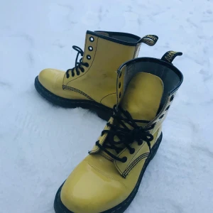 Dr. Martens (Gula) stl.38 - Gula Dr.Martens, Stl. 38. Är använda men är i ett gott skick!