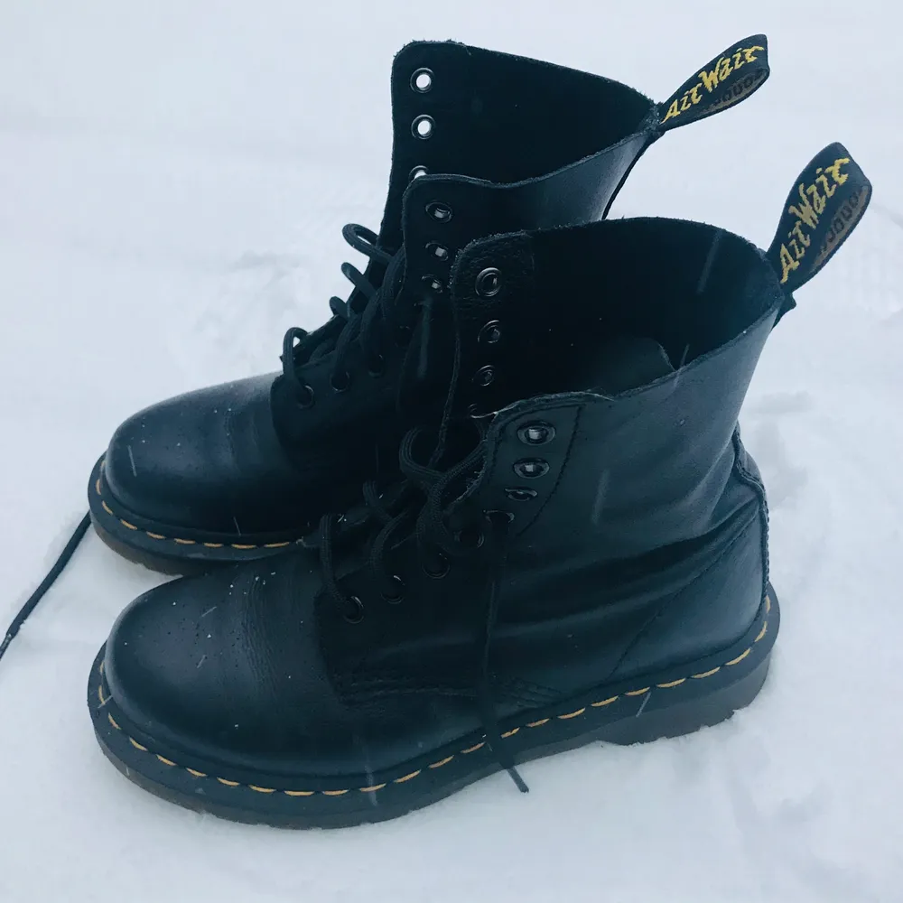 Svarta original Dr.Martens. Storlek 37. Modellen heter ”Pascal”. Kängorna är använda bara ett fåtal gånger och är som i nyskick. . Skor.