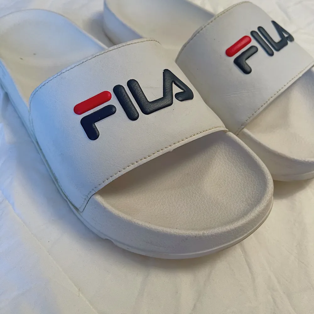 Tofflor från FILA, ganska använda men i gott skick. Kan mötas upp alternativt står köparen för frakten 🌟. Kengät.