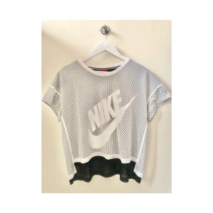 Träningstopp Nike - Träningstopp i svartvit från Nike, knappt använd och i bra skick 🤍