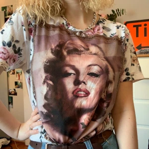 Marilyn monroe tröja - Jätte fin T-shirt med Blom mönster och Marilyn Monroe tryck. Har tidigare varit en av mina favoriter men andvända inte längre. Jätte fint skick och så söt