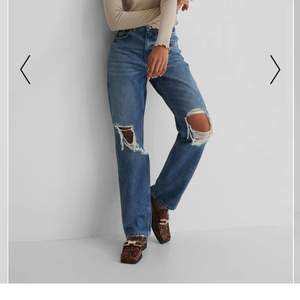 Ett par blåa jeans från Na kd i storlek 34 i mycket bra skick använda ungefär 3 - 5 gånger.köpta för 599kr .Skriv om ni vill ha mer bilder på dem eller undrar något 😊