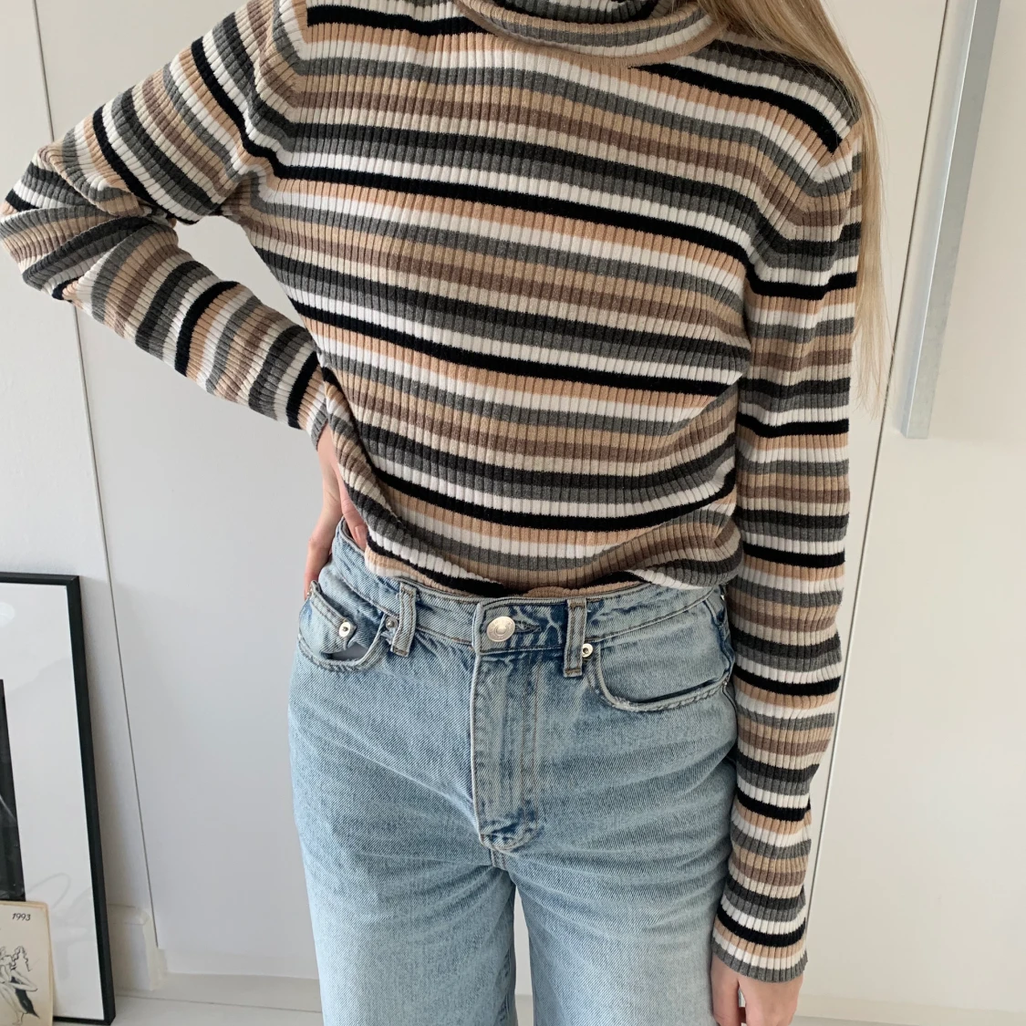 Svart, beige, vit randig turtleneck från Beyond Retro. St: S - 90