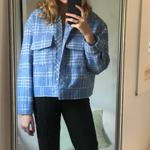 Rutig jacka från monki - Snygg jacka från Monki, (kan skickas, köpare står för frakten)