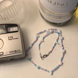 halsband med syntetisk ädelsten - handgjorda halsband med syntetisk ädelsten🦋 finns i flera färger! skicka dm för att bestämma mått och färger! 